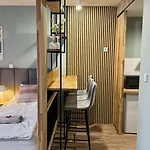 Green Apartment With Balcony - Free Parking